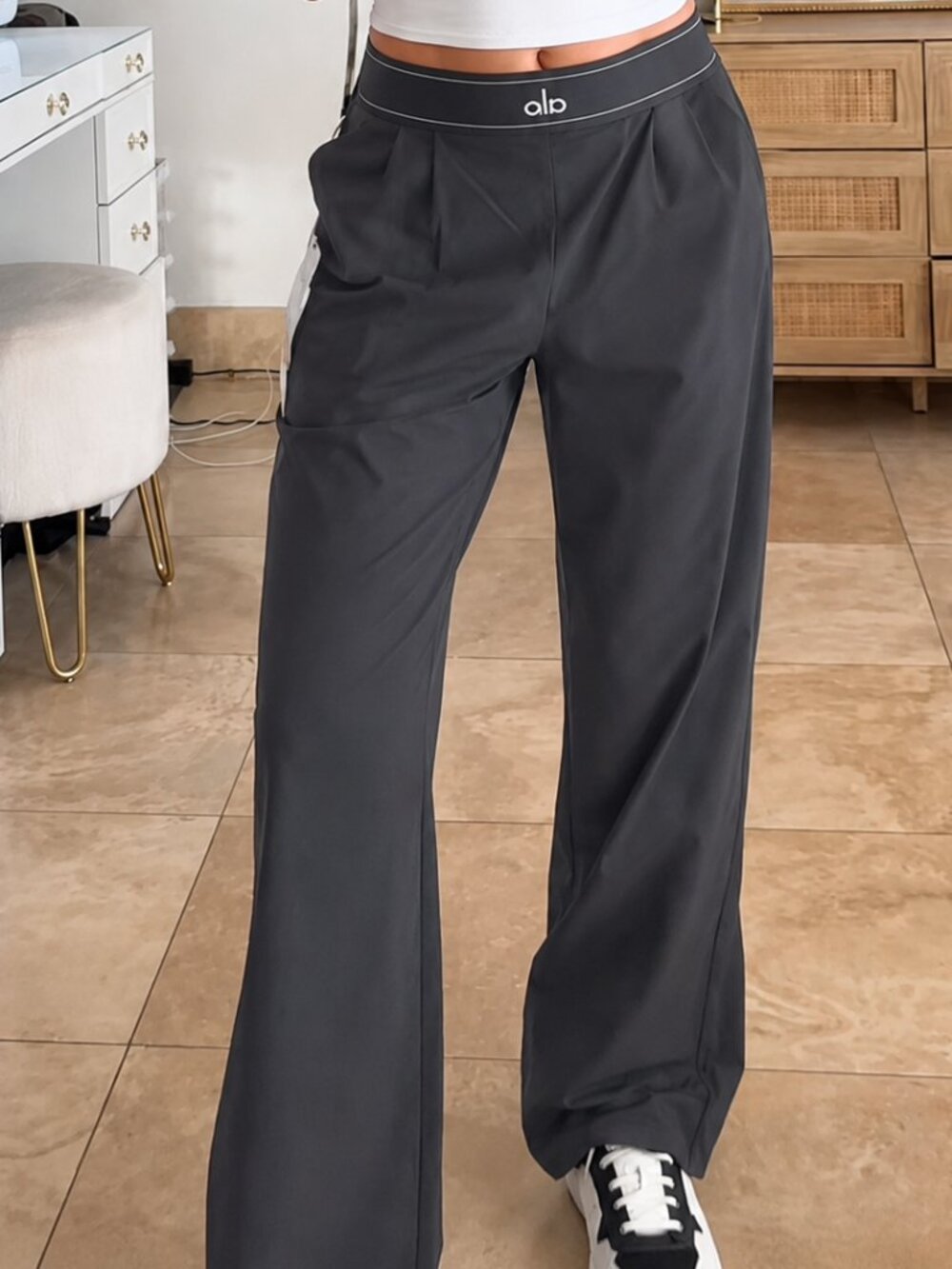 🤗 NWT Dark Grey ALO Yoga Wide Leg Pants 🖤 Chic (Regular)  Size:S/M